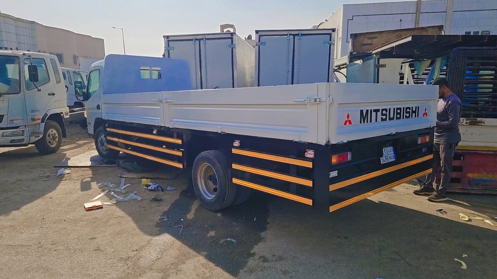 صندوق دينا إيسوزو مجهز للنقل والتوصيل تصنيع صندوق دينة وسلة لتركيب اللوحات والإنارات في الرياض